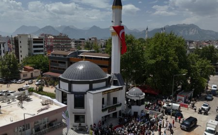 Antalya'nın Döşemealtı ilçesinde inşası tamamlanan Gurbet Göncü Camii, dualarla hizmete açıldı.