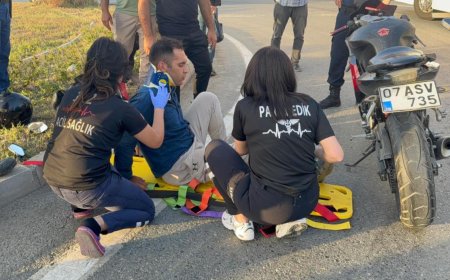 Antalya'da Plakası Belirlenemeyen Kamyonet Motosiklete Çarptı: Sürücü Yaralandı