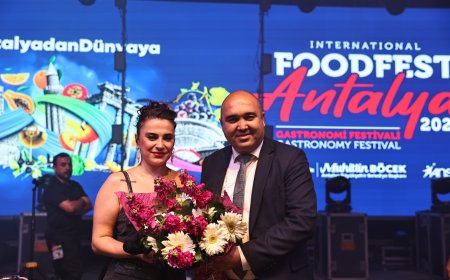 Antalya’da Lezzet ve Müzik Bir Arada: Festivalde Ceylan Ertem Sahne Aldı