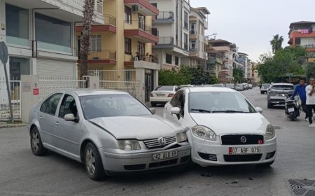 Manavgat'ta kavşak sisteminde 'dur' tabelasını kapatan kamyonet nedeniyle 2 otomobil çarpıştı.