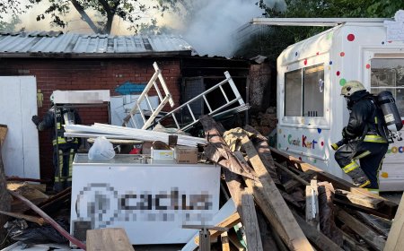 Muratpaşa’da Depo Yangını Büyümeden Söndürüldü