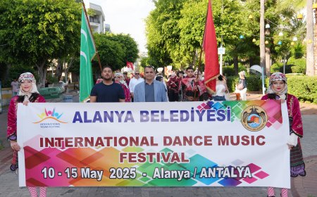 Alanya’da Renkli Başlangıç: Uluslararası Halk Dansları Festivali Coşkuyla Başladı