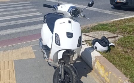 Antalya'nın Manavgat ilçesinde geri manevra yapan otomobil, kırmızı ışıkta bekleyen motosiklete çarptı.