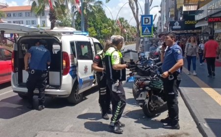 Manavgat’ta Motosiklet Sürücüsü Polisi Görünce Motosikleti ve Arkadaşını Bırakıp Kaçtı