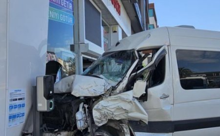 Antalya’da Zincirleme Kaza: Servis Aracı İş Yerine Daldı