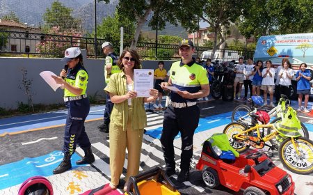 Kemer’de Jandarmadan Öğrencilere ‘Bir Kural Bir Ömür’ Trafik Eğitimi