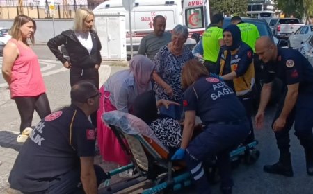 Antalya’nın Manavgat ilçesinde yaya geçidinden geçmeye çalışan kadına otomobil çarptı.