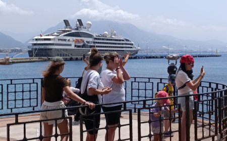 L’Austral Kruvaziyeri 187 Turistle Alanya’ya Demir Attı