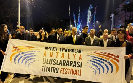 Antalya, 15. Uluslararası Tiyatro Festivali’ne görkemli bir açılışla ev sahipliği yaptı.