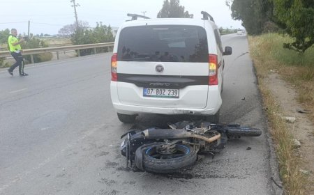 Antalya Manavgat'ta Kaza: Motosiklet, Yolcu İndiren Araca Çarptı