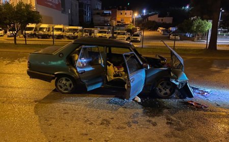 Tırla Çarpışan Otomobilde Can Pazarı: 2 Yaralı