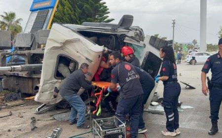 Antalya’da Korku Dolu Anlar: Kamyon 2 Araca Çarpıp Akaryakıt İstasyonuna Daldı