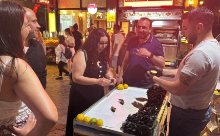 Kaleiçi’nin Sevilen Esnafı Midyeci Mahsum, Lezzetiyle Dikkat Çekiyor