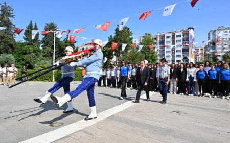 Başkan Böcek 19 Mayıs’ta Gençlerle Anıta Saygı Duruşunda