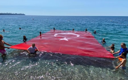 Konyaaltı’nda 19 Mayıs Kutlaması: Dalgıçlar Dev Türk Bayrağı Açtı