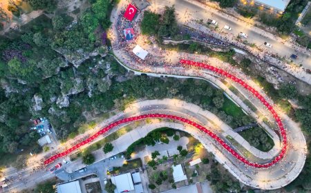 Binler Tek Yürek Oldu: Antalya’da Fener Alayı ve Ceza Rüzgârı