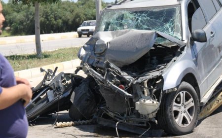 Antalya'nın Serik ilçesinde otomobil ile iş makinesinin karıştığı kazada 2 kişi yaralandı.