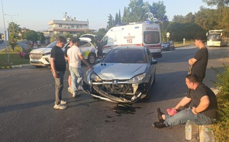 Manavgat’ta Feci Kaza! Otomobiller Çarpıştı, 3 Yaralı