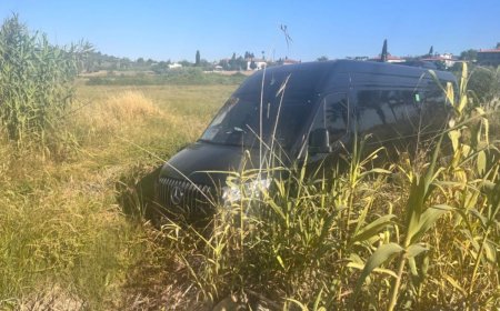 Antalya'da Köpeğe Çarpmamak İçin Direksiyonu Kırdı, Araç Tarlaya Uçtu