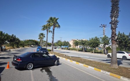 Antalya'da Refüje Çıkan Araç Aydınlatma Direğini Devirdi.