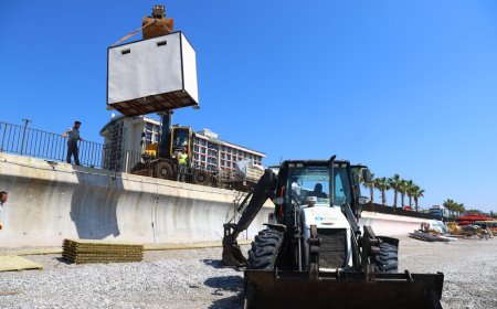 Antalya Büyükşehir'den Konyaaltı Sahili'nde Kapsamlı Bakım