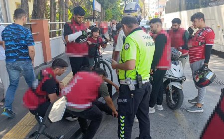 Manavgat’ta Kurye Dayanışması: Kazaya Uğrayan Meslektaşlarını Yalnız Bırakmadılar