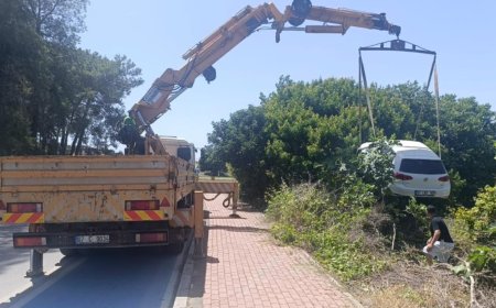 Manavgat'ta Virajda Kontrolden Çıkan Araç Bahçeye Uçtu