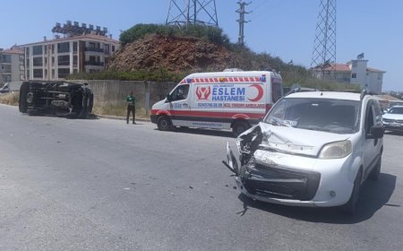 Manavgat’ta Trafik Kazası: Çarpışmanın Etkisiyle Kamyonet Devrildi