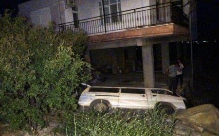 Antalya'da Ehliyetsiz ve Alkollü Sürücü Kamyonetle Evin Avlusuna Uçtu.