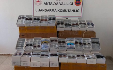 Antalya'da Gözlük Yüklü Araç Durduruldu: 15 Bin Kaçak Ürün Ele Geçirildi.
