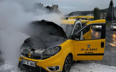 Alanya’da Seyir Halindeki Ticari Taksi Alev Aldı