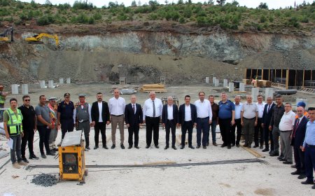 KUMLUCA Kaymakamı Bahadır Güneş ilçede yapımı devam eden yatırımları inceledi.