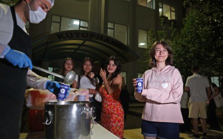 Büyükşehir Belediyesi'nden Üniversitelilere Sıcak Çorba Sürprizi