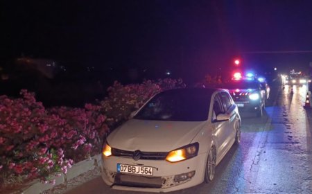 Antalya'da  Emniyet Şeridinden Geçen Otomobil Yayaya Çarptı