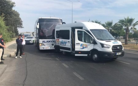 Manavgat’ta Yolcu Otobüsü ile Tur Minibüsü Çarpıştı: 2 Yaralı