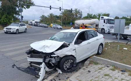 Antalya'da Yön Tabelasına Çarptı, Refüjde Durabildi!