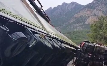 Antalya-Kemer Yolunda Virajı Alamayan TIR Devrildi