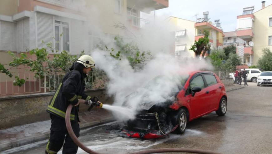 Antalya'da sürücüsünün aracı park ettiği sırada çıkan yangında otomobil kullanılamaz hale geldi.