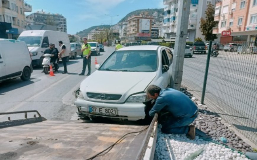 Antalya'nın Alanya ilçesinde orta refüje çarpan otomobil aydınlatma direğine çarparak durabildi.