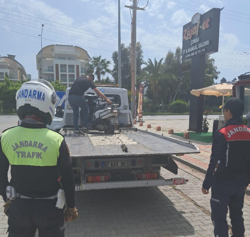 Alanya'da Trafiği Tehlikeye Düşüren Motosiklet Sürücüsüne Ceza Yağdı