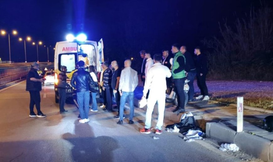 Antalya'nın Manavgat ilçesinde devrilen motosikletin sürücüsü yaralandı.