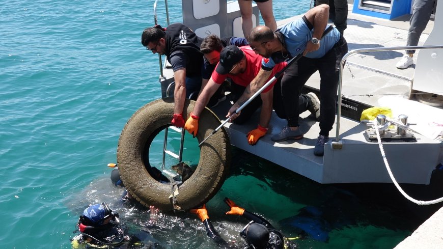 Antalya’da Gönüllü Dalgıçlar Limanı Temizledi