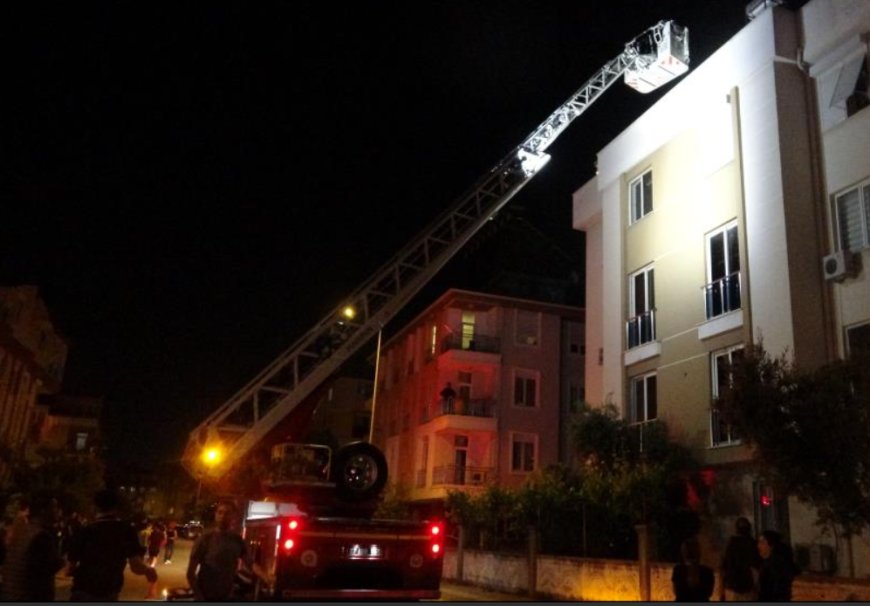 Antalya’da bir apartman dairesinde çıkan yangın mahalle sakinlerini sokağa döktü.