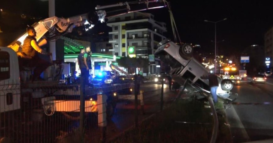 Antalya'nın Alanya ilçesinde takla atarak hurdaya dönen araçtaki 2 kişi yaralandı.