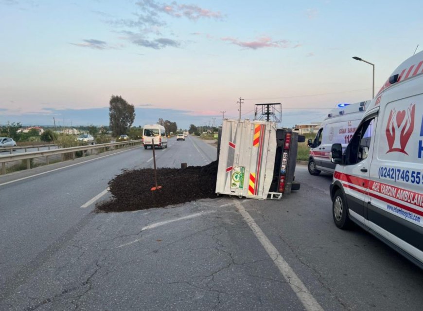 Antalya'nın Manavgat ilçesinde devrilen kamyonetteki 3 kişi yaralandı.