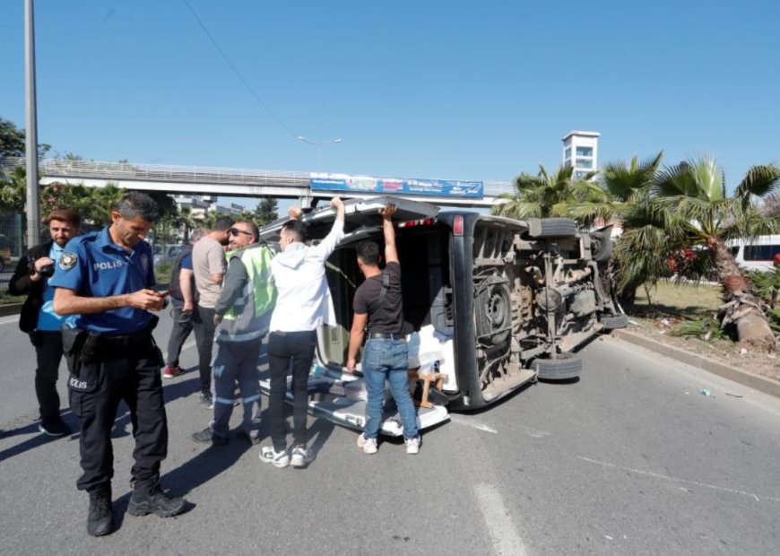 Antalya’da sürücüsünün kontrolünü kaybettiği servis minibüsü refüje çarparak devrildi.