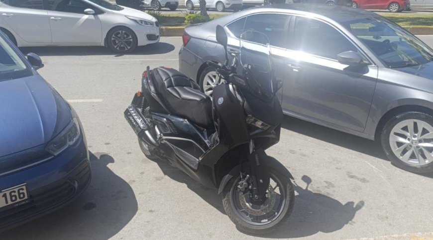 Manavgat’ta park yerinden çıkmakta olan otomobile çarpan motosiklet sürücüsü yaralandı.