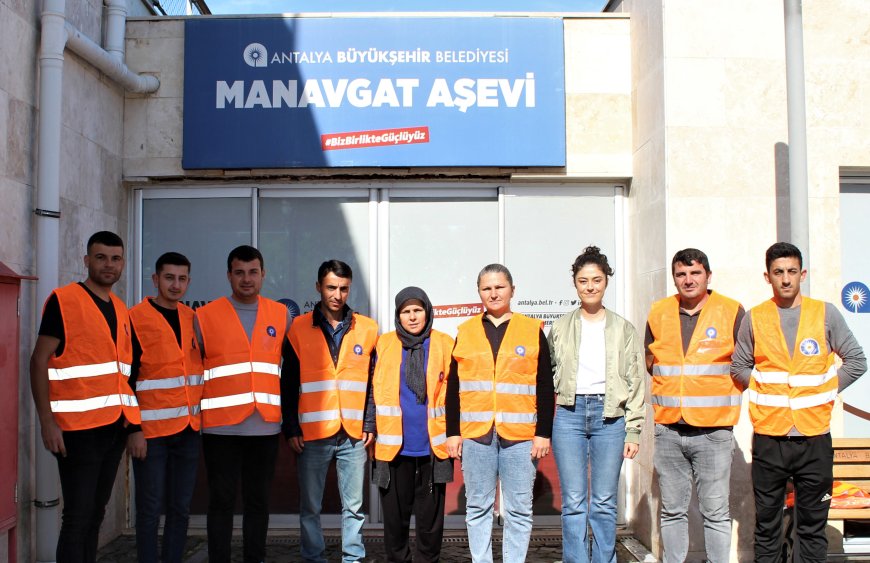 ANTALYA Büyükşehir Belediyesi, 19 ilçede ihtiyaç sahiplerinin yanında olmayı sürdürüyor.