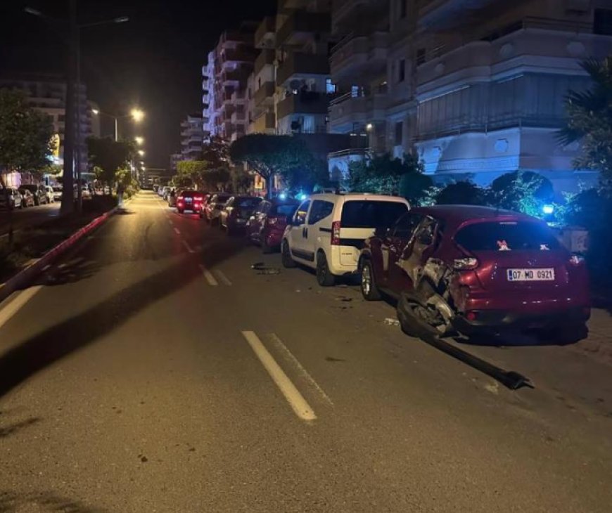 Antalya’nın Alanya ilçesinde alkollü araç kullanan bir sürücü, park halindeki araçlara çarptı.