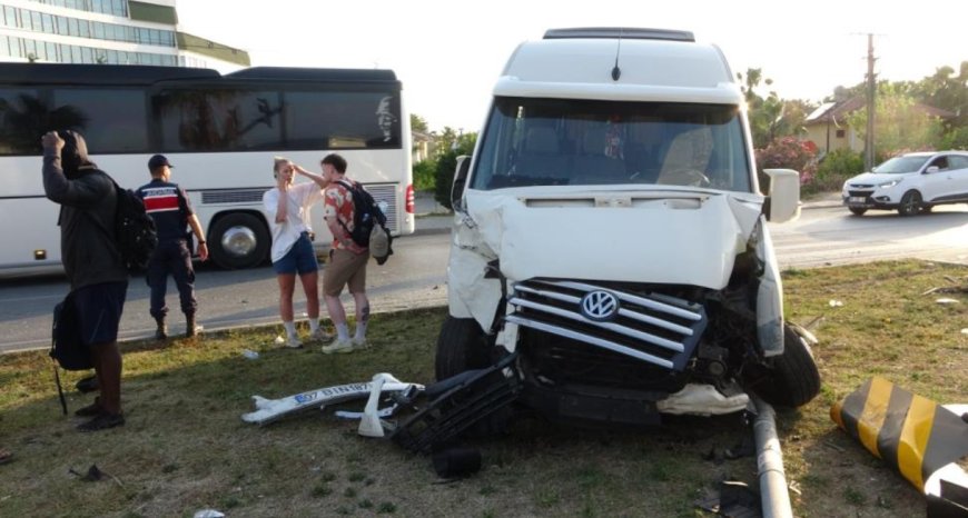 Manavgat’ta Tur Minibüsü ile Hafif Ticari Araç Çarpıştı: 3’ü Turist 4 Yaralı